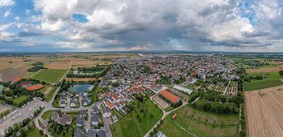 drone panorama sobre el pueblo de biebesheim en el distrito de hessian gross-gerau foto