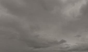 imagen de un cielo oscuro y nublado durante el día foto