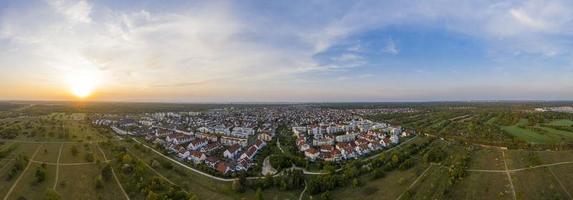 imagen panorámica de drones de la ciudad alemana de moerfelden-walldorf foto