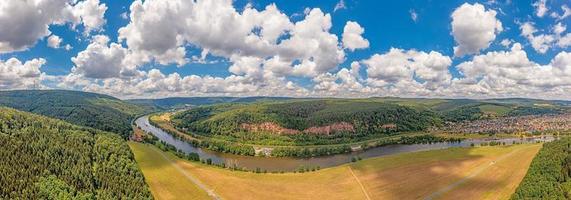 panorama de drones sobre el río principal en alemania foto