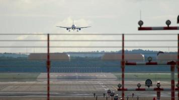 avión a reacción acercándose antes de aterrizar en el aeropuerto de dusseldorf video