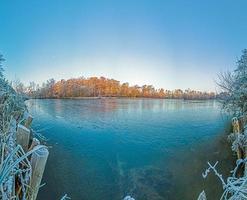 imagen panorámica del lago congelado a temperatura helada durante el amanecer foto