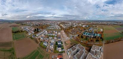 panorama de drones sobre la ciudad balneario de hesse bad nauheim durante el día en otoño foto