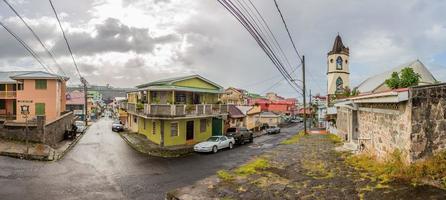foto panorámica tomada dentro de la ciudad de roseau con vista al puerto durante el día