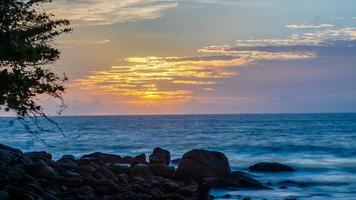 imagen de la colorida puesta de sol en la playa de kamala en tailandia en verano foto