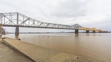 vista sobre el puente memorial george rogers clark y el río ohio en louisville durante el día foto