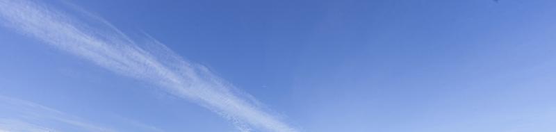imagen de un cielo parcialmente nublado y parcialmente despejado durante el día foto