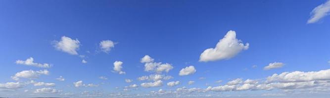 imagen de un cielo parcialmente nublado y parcialmente despejado durante el día