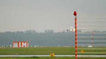 dusseldorf, alemania 24 de julio de 2017 - lufthansa airbus 320 d aipe acercándose antes de aterrizar bajo la lluvia. aeropuerto de dusseldorf, alemania video