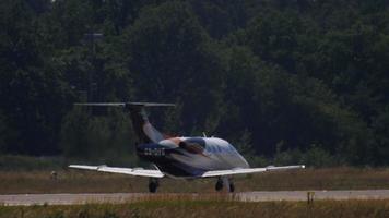 francfort-sur-le-main, allemagne 18 juillet 2017 - le jet privé embraer phenom 100 cs dvs accélère avant le départ à la piste 18. Fraport, Francfort, Allemagne video