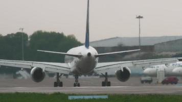 almaty, kazakhstan Maj 4, 2019 - luft astana boeing 757 p4 gas taxning efter landning på bana på regnig väder. flygplats av almaty, kazakhstan video