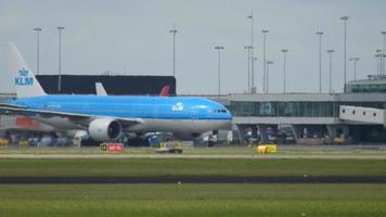 amsterdam, de nederländerna juli 26, 2017 - klm kunglig dutch flygbolag boeing 777 taxning innan ta av på 18l aalsmeerbaan, shiphol flygplats, amsterdam, holland video