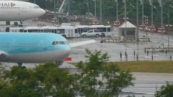 phuket, tailândia, 3 de dezembro de 2016 - ikar boeing 767 vp boy taxiando antes da partida do aeroporto de phuket. video