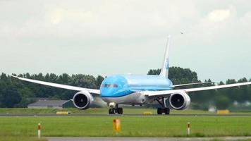 amsterdam, países bajos 24 de julio de 2017 - klm dutch royal flight dreamliner boeing 787 ph bhh acelerar y despegar en polderbaan 36l, aeropuerto shiphol, amsterdam, holanda video