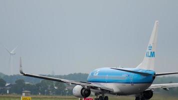 Amsterdã, Holanda, 25 de julho de 2017 - klm boeing 787 dreamliner ph bgx acelera antes da partida na pista 36l polderbaan. Aeroporto de Shiphol, Amsterdã, Holanda video
