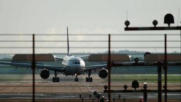 dusseldorf, Germania 23 luglio 2017 - air berlin airbus 330 in rullaggio dopo l'atterraggio. timelapse dell'aeroporto di dusseldorf video