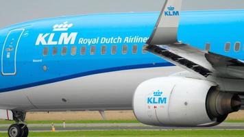 Amsterdam, die niederlande 25. juli 2017 - klm boeing 787 dreamliner ph bxs rollt vor dem abflug auf der polderbaan 36l. flughafen shiphol, amsterdam, holland video