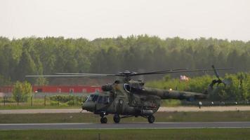 novosibirsk, rússia, 17 de junho de 2020 - helicóptero militar mi 8 se prepara para decolagem na pista do aeroporto internacional de tolmachevo, novosibirsk