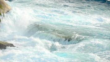 ondas turquesa rolaram nas rochas, praia da ilha de koh miang, ilhas similan, câmera lenta video