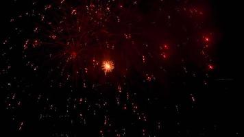 feestelijk mooi vuurwerk in eer van een evenement of viering in de nacht lucht over- de stad. concept nieuw jaar en kerstmis, onafhankelijkheid dag video