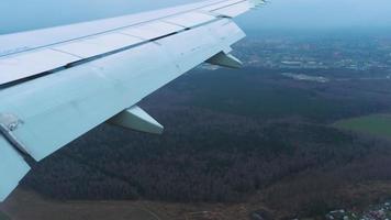 Blick auf die Tragfläche des Flugzeugs aus dem Fenster. Verkehrsflugzeug kam am Flughafen an und landete video