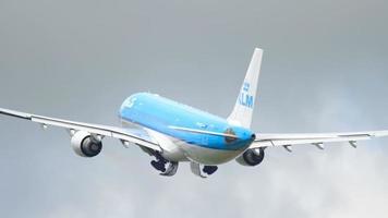 amsterdam, il Olanda luglio 25, 2017 - klm reale olandese le compagnie aeree airbus 330 ph aoc scalata dopo prendere via a polderbaan 36l, nave aeroporto, amsterdam, Olanda video