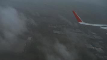 visie van vliegtuig Aan de luchthaven door de venster met regen druppels en streams video