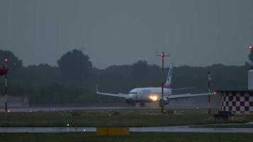 dusseldorf, alemanha, 24 de julho de 2017 - sunexpress boeing 737 travando após pousar na chuva de manhã cedo. aeroporto de dusseldorf, alemanha video