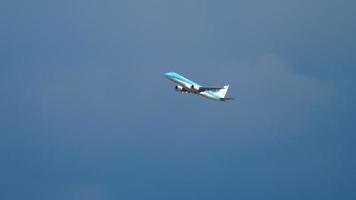 amsterdam, países bajos, 24 de julio de 2017 - klm cityhopper embraer 190 salida en la pista 36c aalsmeerbaan. Aeropuerto de Shiphol, Amsterdam, Holanda video