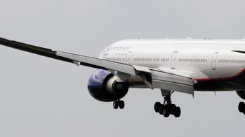 Moscou, Federação Russa, 29 de julho de 2021 - Boeing 777 Aeroflot Airlines aterrissa no Aeroporto Internacional de Sheremetyevo, Moscou Svo. avião pousando em câmera lenta. avião chega vista traseira video