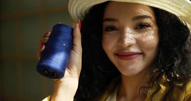 Handheld-Nahaufnahme, Gesicht eines charmanten jungen Designers mit stylischem Modehut, Lächeln bei der Verwendung eines Smartphone-Videoanrufs mit blauem und rosafarbenem Faden in der Schneiderei video