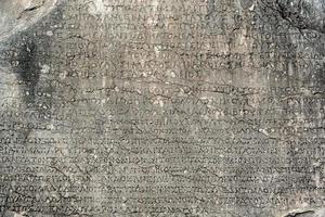 letras griegas antiguas en fondo abstracto de piedra foto
