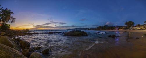 imagen panorámica de la playa vacía de kamala en phuket en tailandia durante la puesta de sol en verano foto