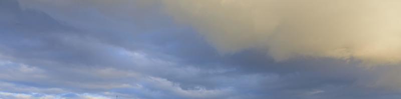 imagen de un cielo parcialmente nublado y parcialmente despejado durante el día foto