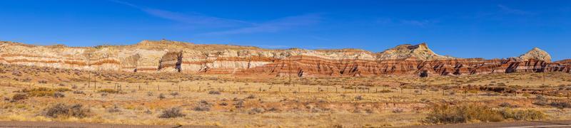 vista sobre formaciones rocosas típicas en el parque nacional de conyonlands en utah en invierno foto