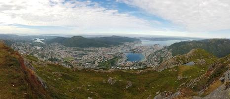 vista panorámica de la ciudad noruega de bergen tomada desde la montaña ulriken durante el día foto