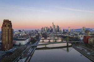 imagen panorámica aérea del horizonte de frankfurt con el río principal con un cielo colorido durante el amanecer foto