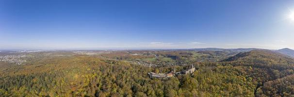 foto de drones del castillo de frankenstein cerca de darmstadt en alemania con vistas a la zona del Rin-Meno en otoño