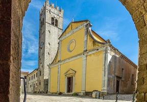 panorama sobre la plaza central de motovun con st. la iglesia de stephen y la puerta de la ciudad durante el día foto