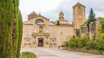 vista de la puerta de entrada del monasterio de poblet en españa durante el día foto
