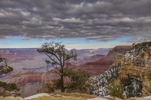 vista panorámica desde el acantilado sur del gran cañón con espectaculares formaciones de nubes en invierno foto