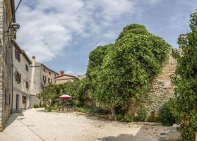 típica escena callejera en la ciudad medieval Bale en la península de Istria foto