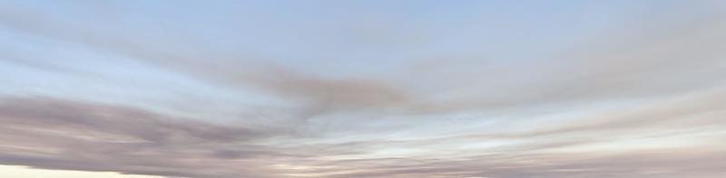 imagen del colorido cielo nocturno con nubes claras foto