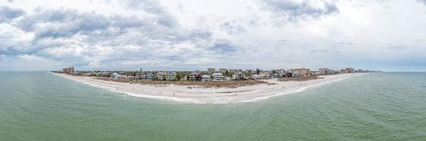 panorama de drones sobre la playa de Clearwater en Florida durante el día con cielos nublados foto