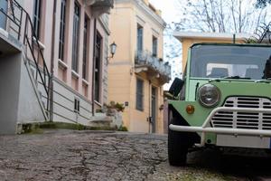 casa retro y autos antiguos en las calles de la ciudad en atenas grecia foto