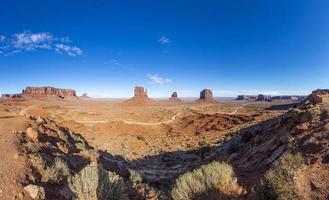 vista sobre las espectaculares torres de piedra de Monument Valley en Utah en invierno foto