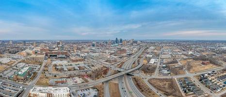 imagen de drone del horizonte de la ciudad de kansas durante el amanecer foto