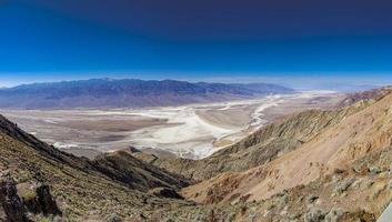 imagen panorámica sobre el valle de la muerte desde el mirador de dante en invierno foto