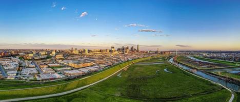 imagen panorámica de drones aéreos del horizonte de dallas y el parque de cuervos de trammel al atardecer en invierno foto