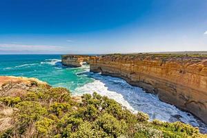 vista sobre la costa escarpada y salvaje de los 12 apóstoles en el sur de australia foto